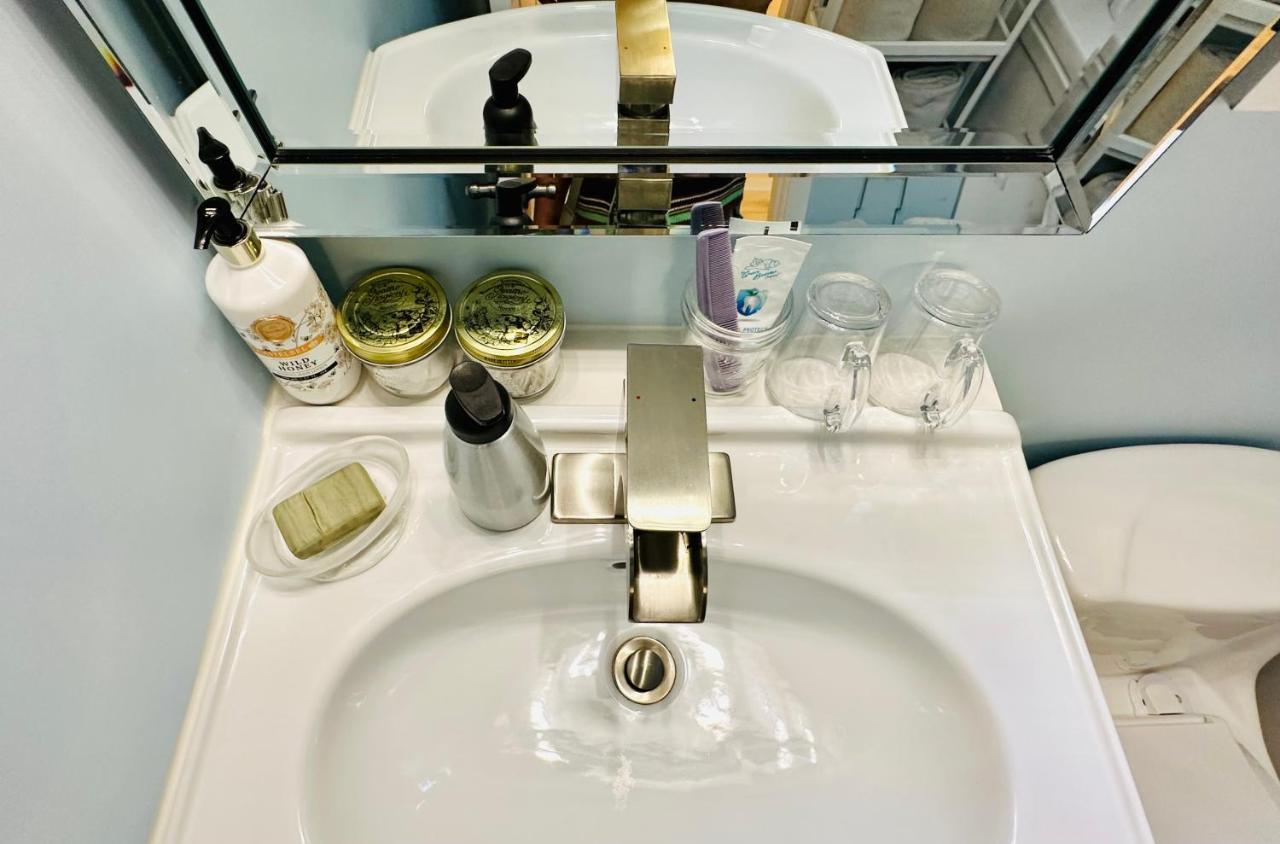 Private Guest Suite 10Mins To Downtown - King Bed - Bathtub - Free Parking Vancouver Eksteriør bilde