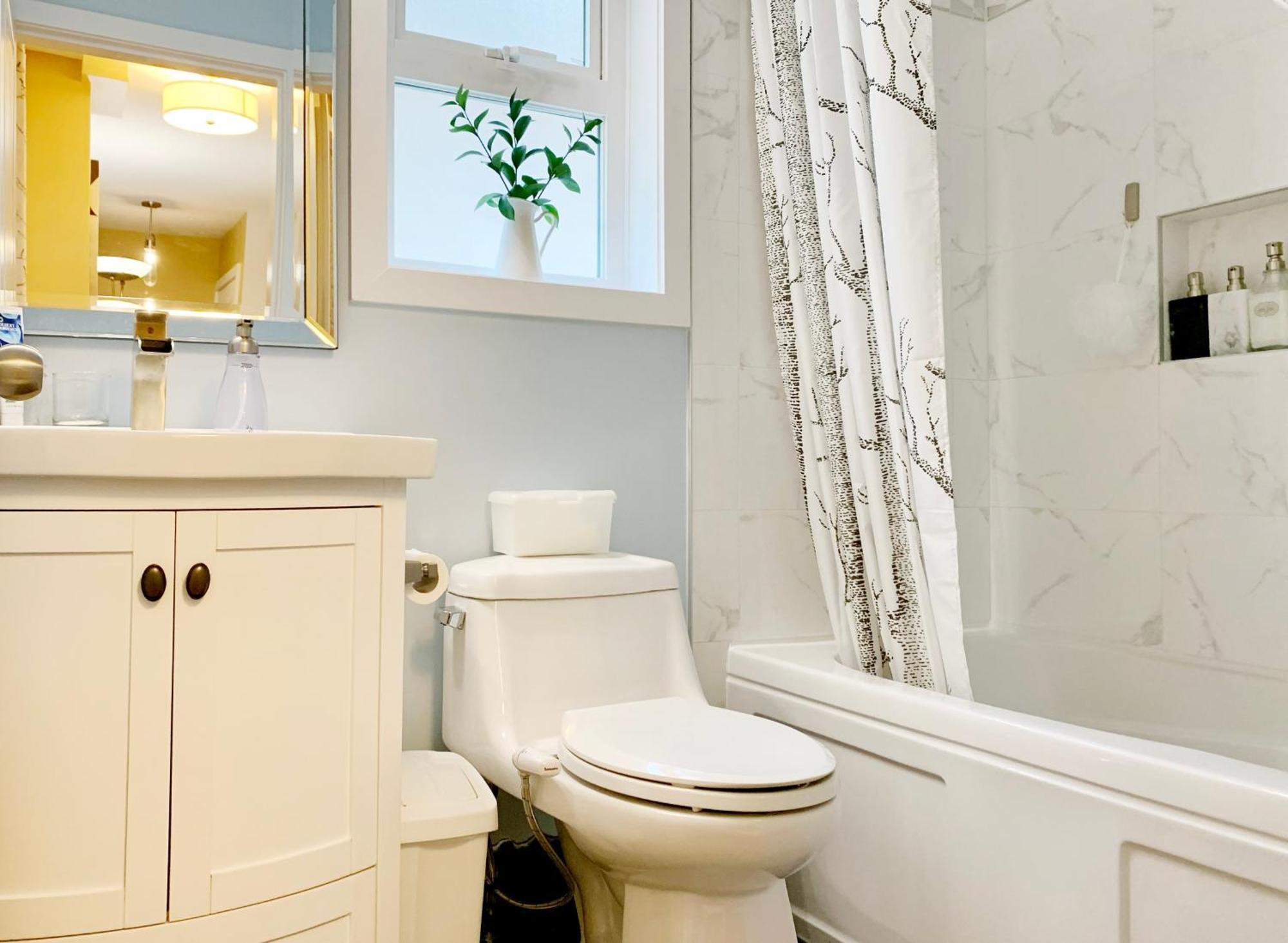 Private Guest Suite 10Mins To Downtown - King Bed - Bathtub - Free Parking Vancouver Eksteriør bilde